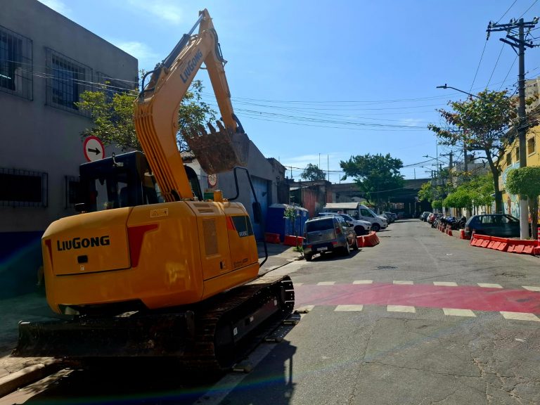 Governo Tarcísio tenta demolir casas na Favela do Moinho com retroescavadeira