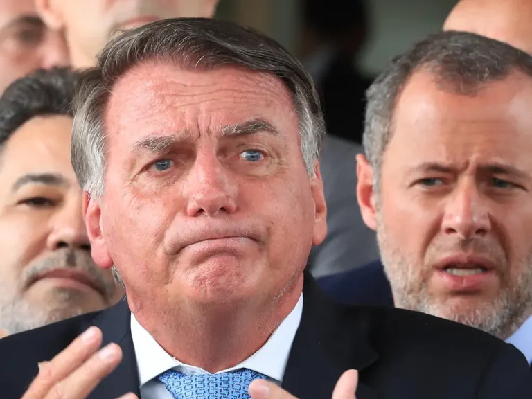 PF indicia Jair e Eduardo Bolsonaro; Silas Malafaia é alvo de busca e apreensão