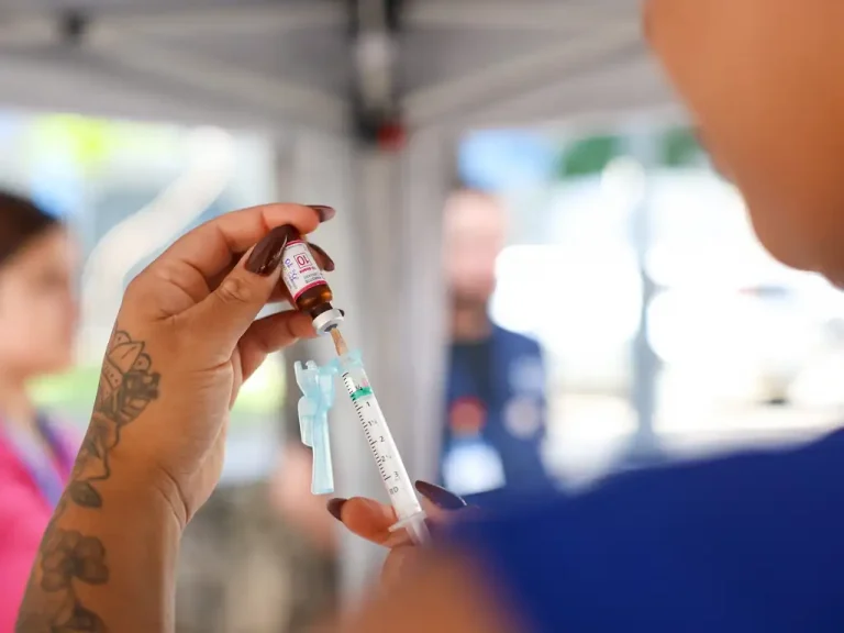 Jovens de 15 a 19 anos podem se vacinar contra HPV até junho de 2026