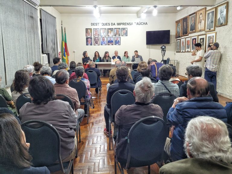 Debate sobre mídia independente celebra 40 anos do Jornal JÁ e aponta desafios do jornalismo