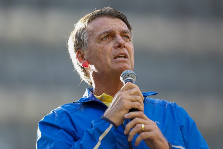 Bolsonaro também pode responder por crimes na Justiça Militar, afirma constitucionalista