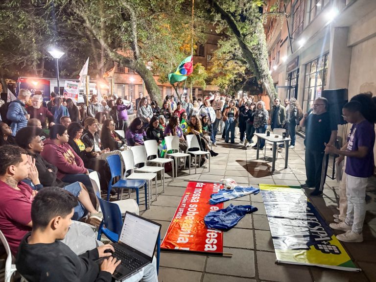Ato em defesa da soberania nacional reúne universidades e institutos federais em Porto Alegre