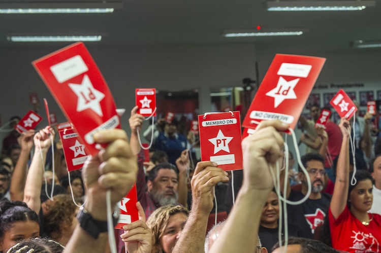 PT fortalece CNB na executiva, mira reeleição de Lula e denuncia avanço do fascismo de Trump