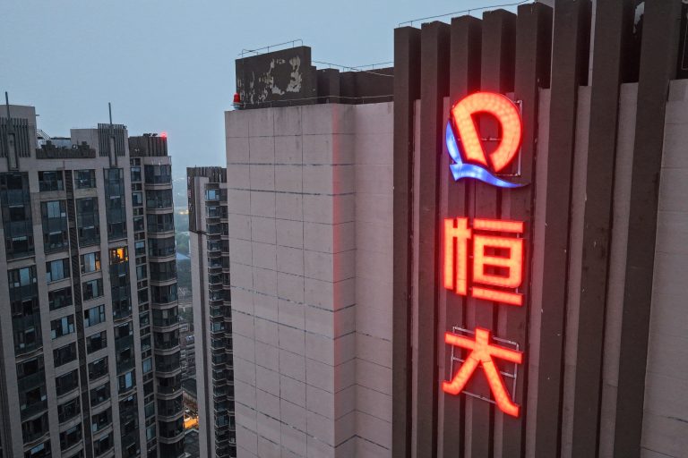 China: Evergrande é retirada da Bolsa de Hong Kong em lenta queda da gigante imobiliária