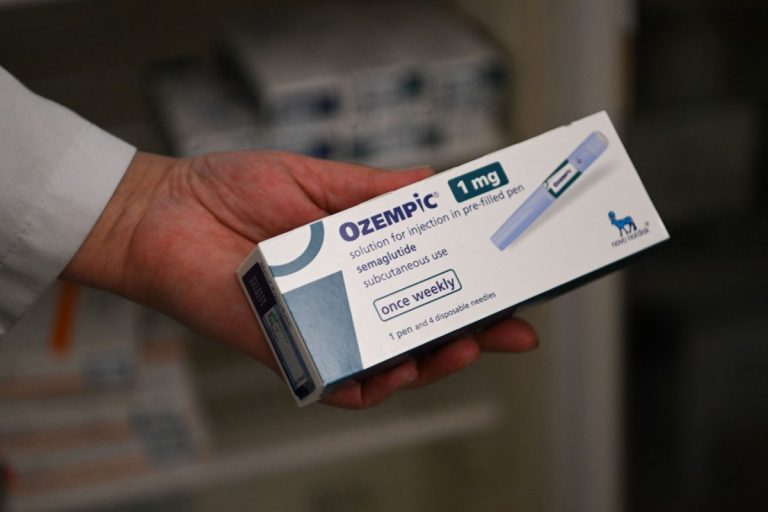Uso indevido de canetas emagrecedoras reforça medicalização do corpo saudável, diz professora