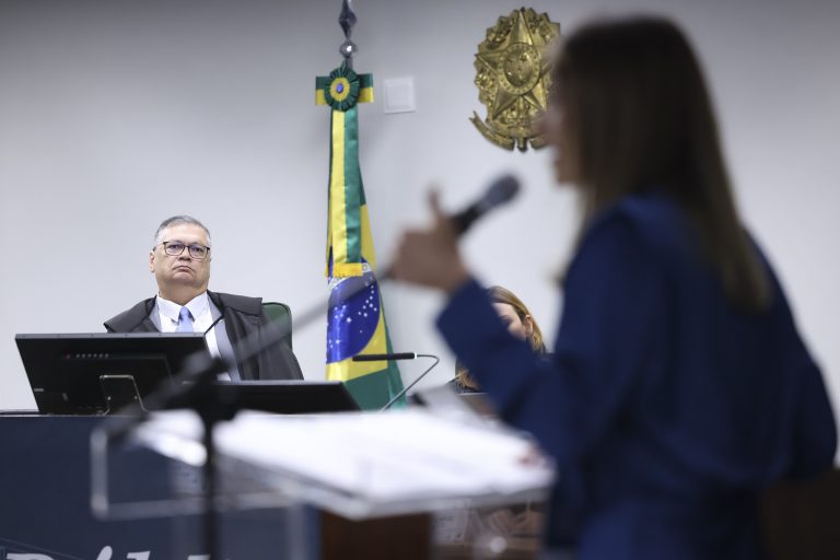 Dino mira emendas, e parlamentares da direita articulam blindagem diante de investigação