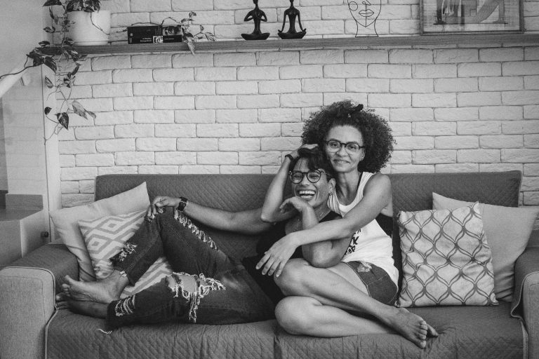 ‘Documentadas’: exposição que celebra casais de mulheres lésbicas ocupa Câmara do Rio