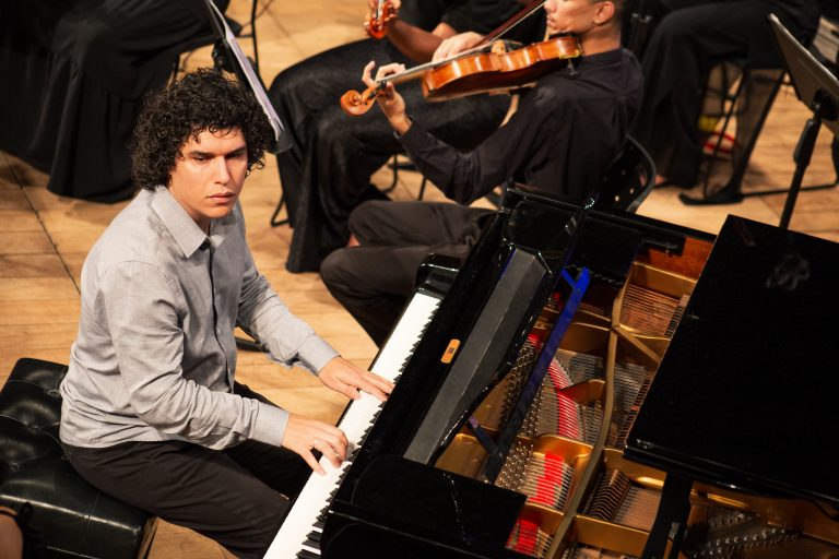 André Vicente traz para Porto Alegre o espetáculo 'Cantos e Contos de um Piano' 