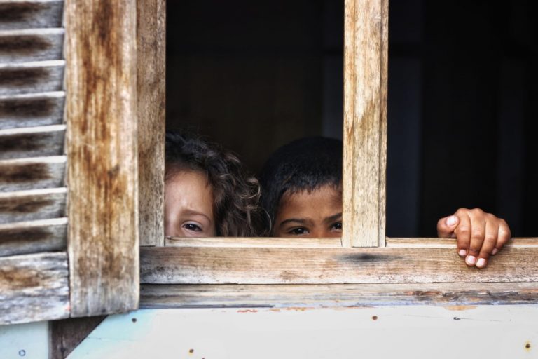 Crianças órfãs de feminicídio: traumas, perdas e a luta por direitos