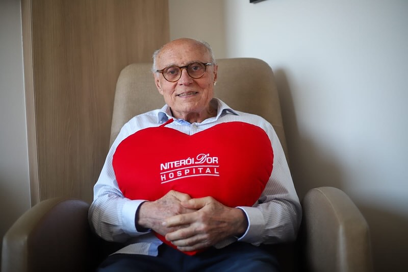 Eduardo Suplicy no hospital após cirurgia para colocação de marcapasso