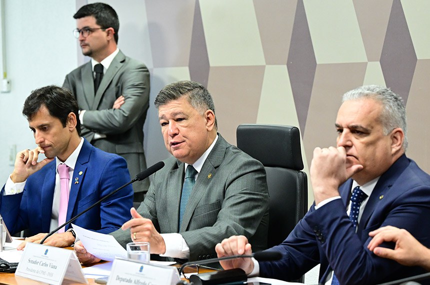 Carlos Viana preside a CPMI, ao lado do vice-presidente, Duarte Jr., e do relator, Alfredo Gaspar