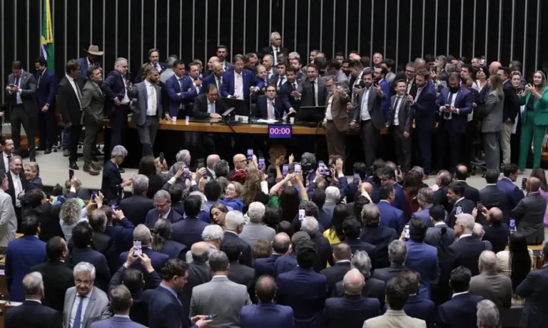 Motim no Congresso é 'sintoma do fundamentalismo político e religioso', diz cientista político