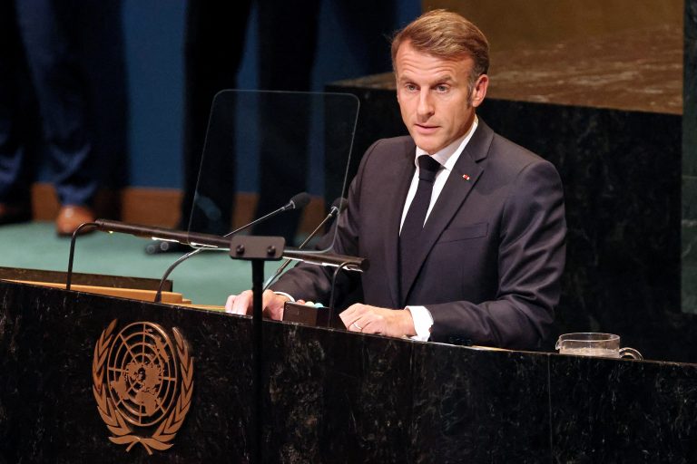Em meio a crise política, Macron nomeia 'novo velho' governo de tecnocratas na França