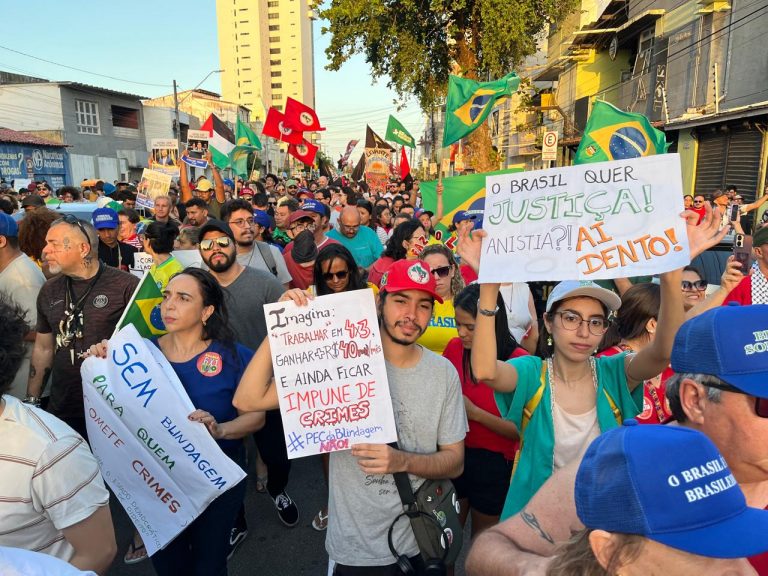 Fortaleza reúne cerca de 40 mil pessoas em ato contra a PEC da Blindagem e contra anistia