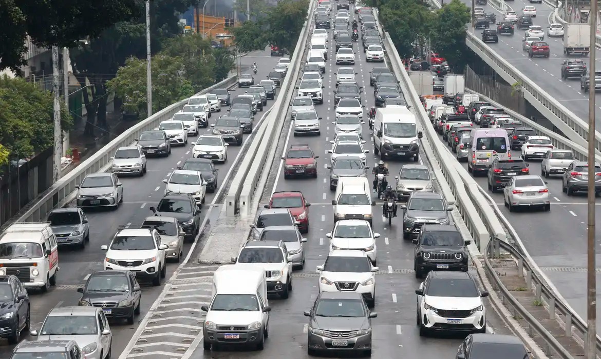 Congestionamentos são fruto de um modelo urbano voltado ao automóvel, afirma Rafael Calabria, do BR Cidades