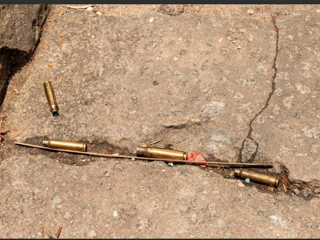 Balas de armamento no asfalto
