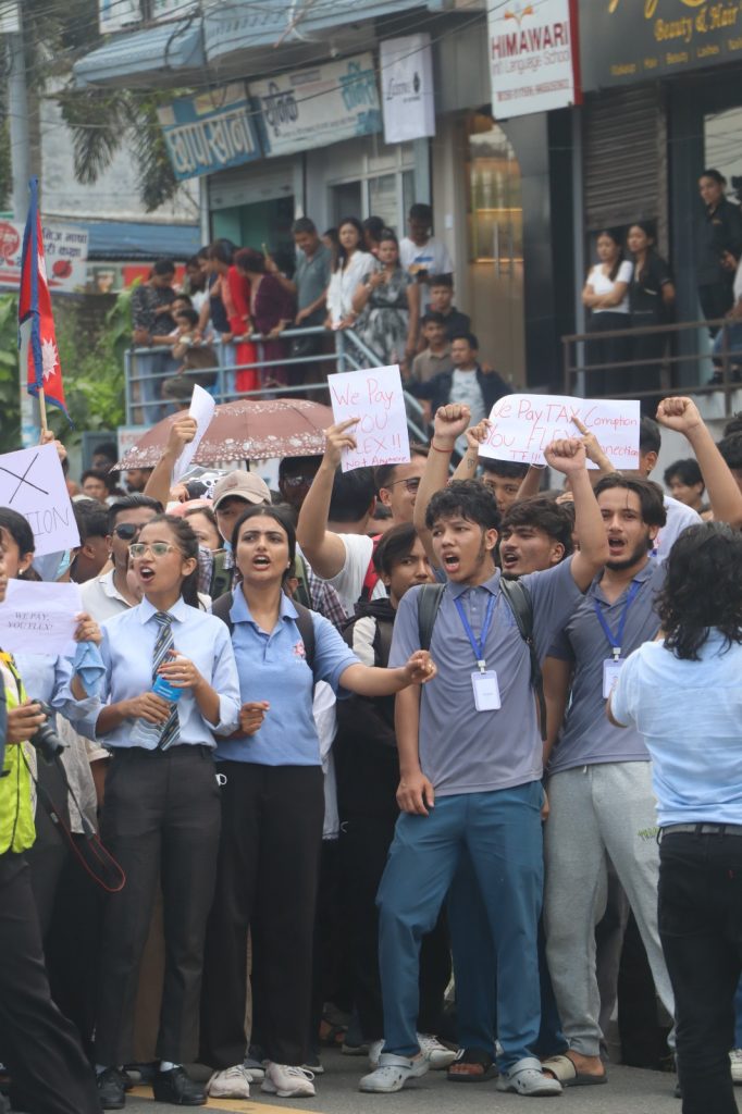 Manifestantes tomaram as ruas de Kathmandu no início de setembro em protestos que levaram à queda do governo de Khadga Prasad Oli