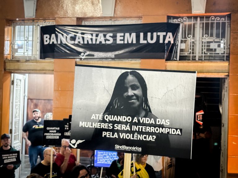 Quando uma mulher morre, todas morremos um pouco junto: vigília lembra Simone 