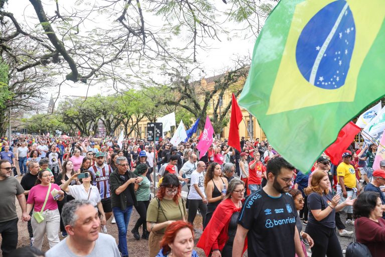 Milhares de pessoas protestam contra a PEC da Blindagem na capital gaúcha