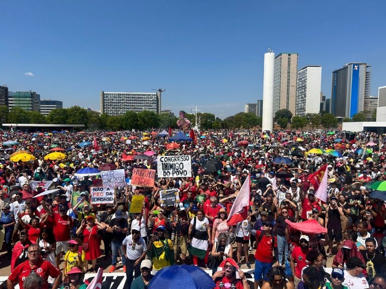 Contra a PEC da Blindagem e PL da Anistia, manifestantes ocupam a Esplanada em Brasília