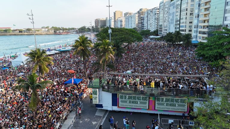 Praia de Copacabana recebe mar de gente para protestar contra anistia e PEC da Blindagem