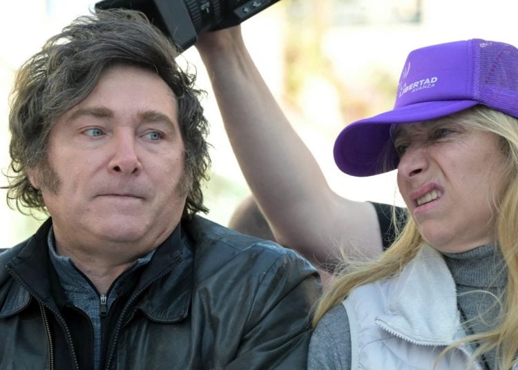Javier Milei e sua irmã Karina, em comício em que que foram vaiados e apedrejados na periferia de Buenos Aires