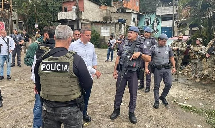 O secretário de Segurança Pública e ex-policial da Rota, Guilherme Derrite (de camisa), no Guarujá, ocupado militarmente pela Operação Escudo (2023)