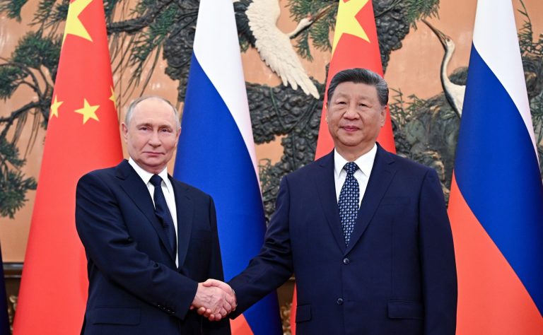 Rússia e China assinam mais de 20 documentos durante visita de Putin