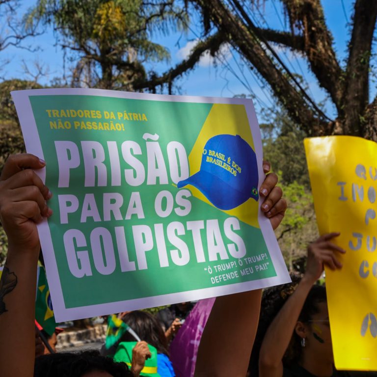No 1º dia do julgamento de Bolsonaro, MTST faz ato em frente ao PL em SP: ‘Para lavar a alma'