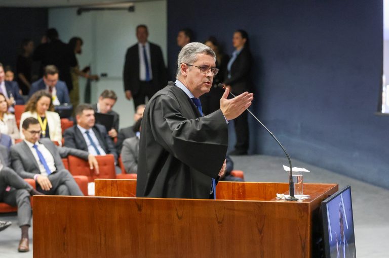 Cármen Lúcia repreende advogado de Ramagem por fala sobre voto impresso e auditoria das urnas 