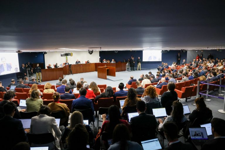 Julgamento de Bolsonaro e aliados por tentativa de golpe entra no 2º dia; assista ao vivo