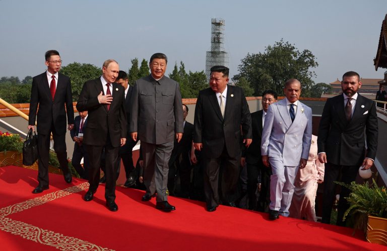 Em um dos maiores desfiles da história, China defende memória e exibe modernização militar