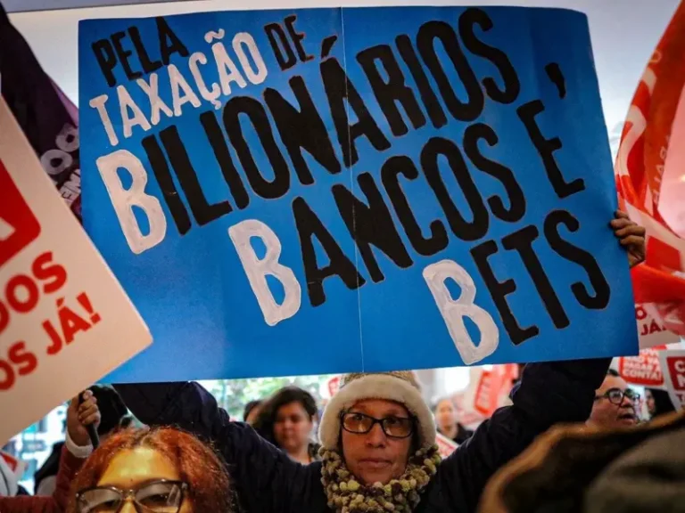 Isentar quem ganha menos e taxar super-ricos é bom para a economia e essencial à democracia 