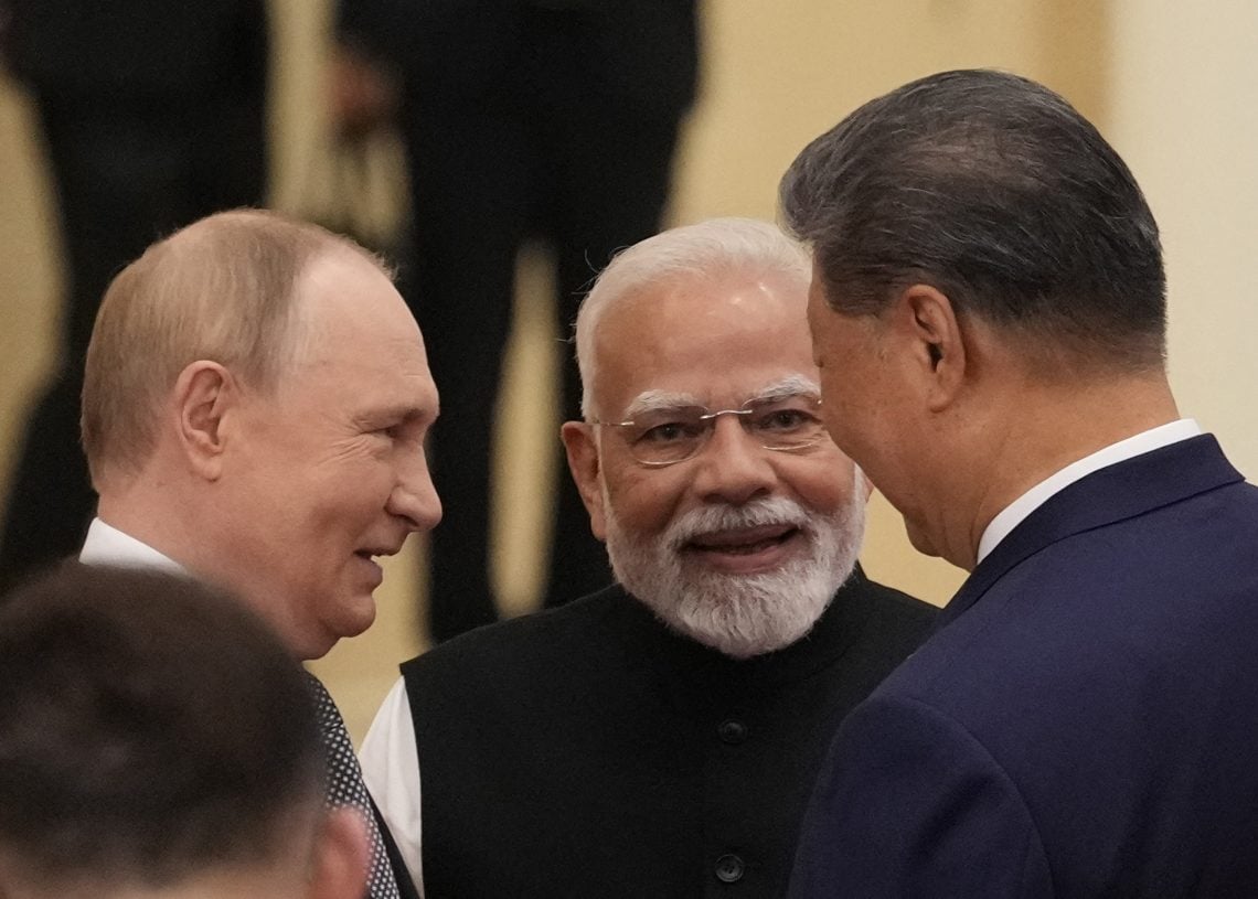 Presidente russo Vladimir Putin, primeiro-ministro indiano Narendra Modi e presidente chinês Xi Jinping antes do início da Cúpula da Organização de Cooperação de Xangai 2025, em Tianjin