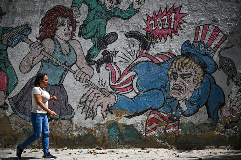 Ataque a barco é narrativa mal feita dos EUA para justificar tensão com Venezuela, diz analista