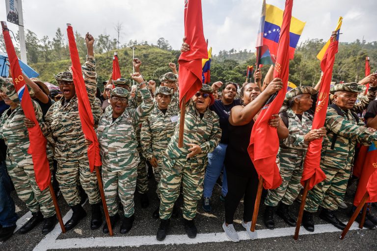 Maduro anuncia ativação das milícias; EUA chamam sobrevoo de caças venezuelanos de 'provocação'
