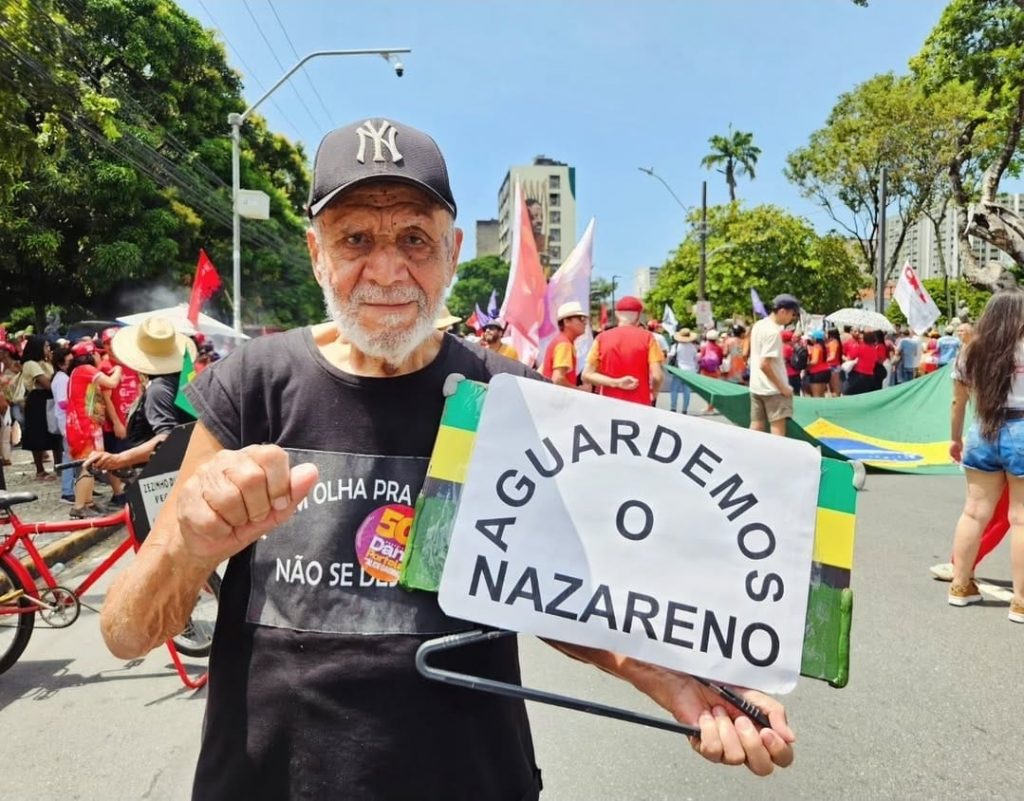 Manifestante no Grito dos Exclu&iacute;dos do Recife em 2024