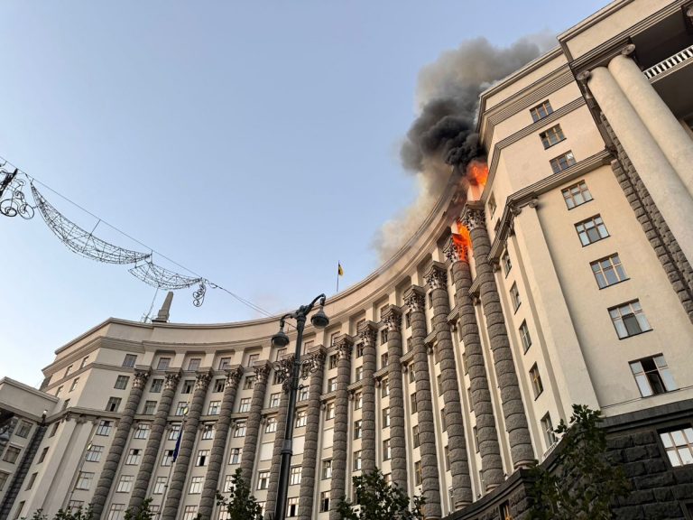 Rússia atinge sede do governo da Ucrânia no maior bombardeio da guerra
