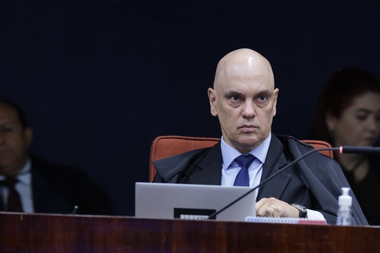 Moraes mantém restrição a visitas de filhos de Bolsonaro na prisão domiciliar