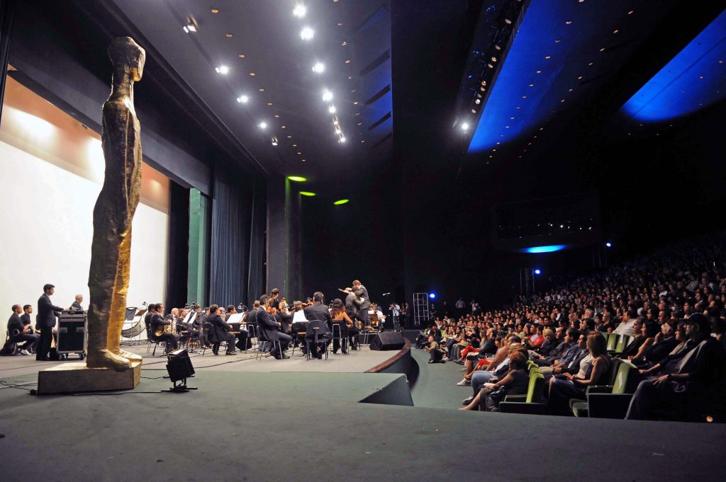 O Cine Brasília recebe a 58ª edição do Festival, que celebra os 60 anos do evento com filmes premiados, homenagens e debates sobre o futuro do audiovisual brasileiro.
