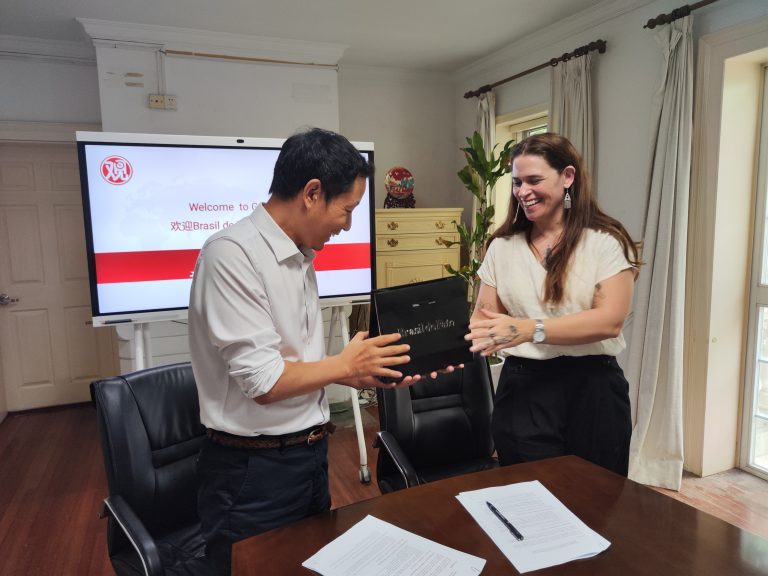 Brasil de Fato e portal Guancha firmam acordo para expandir presença mútua no Brasil e na China