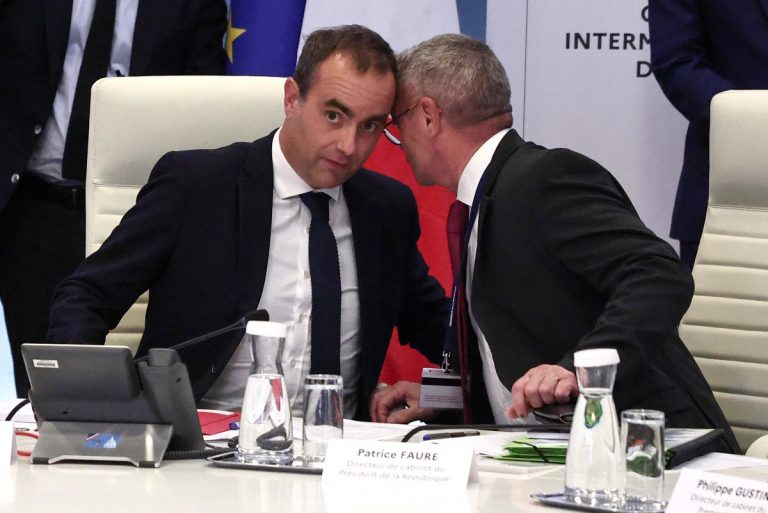 Premiê francês entrega carta de demissão a Macron com menos de um mês no cargo