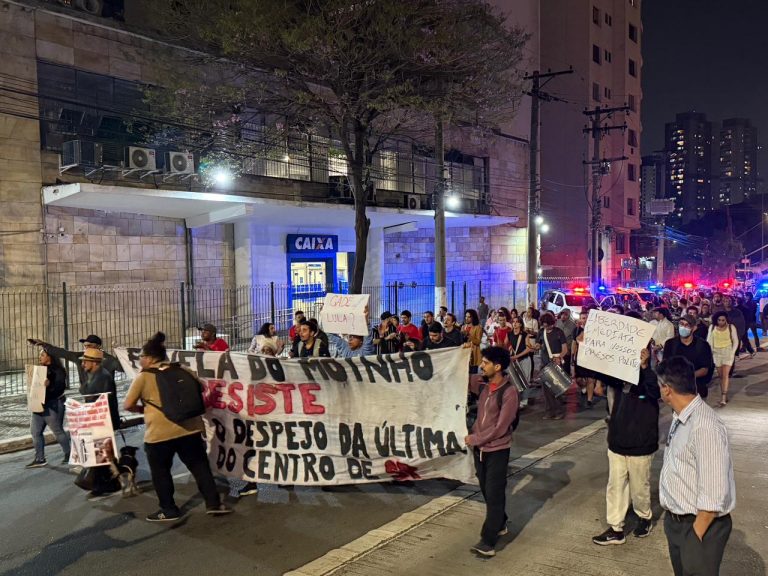 Favela do Moinho protesta e fecha avenida no centro de SP contra criminalização da comunidade