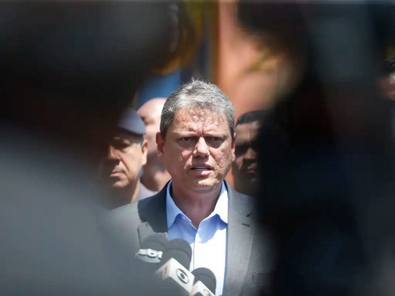 Reorganização da extrema direita terá jogo de tensões envolvendo Tarcísio e Bolsonaro até 2026