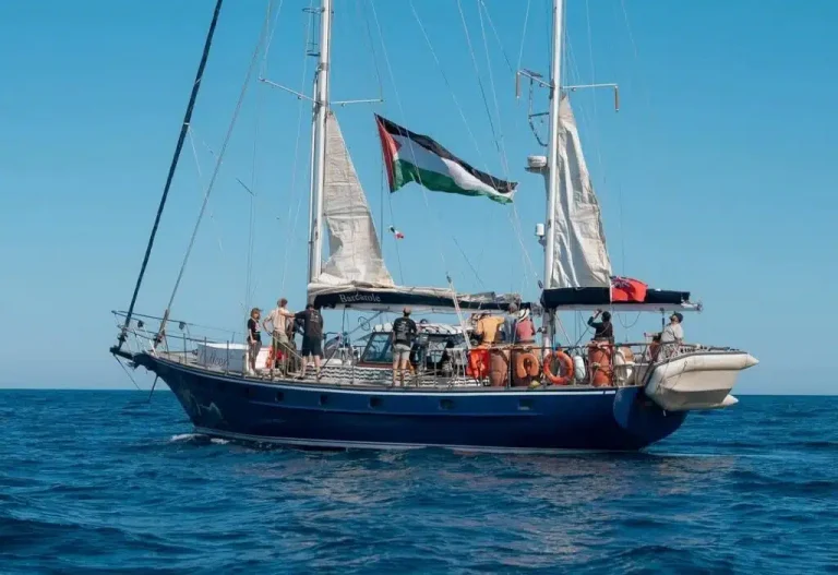 Flotilha com ajuda para Gaza é interceptada por Israel a 120 km da costa palestina