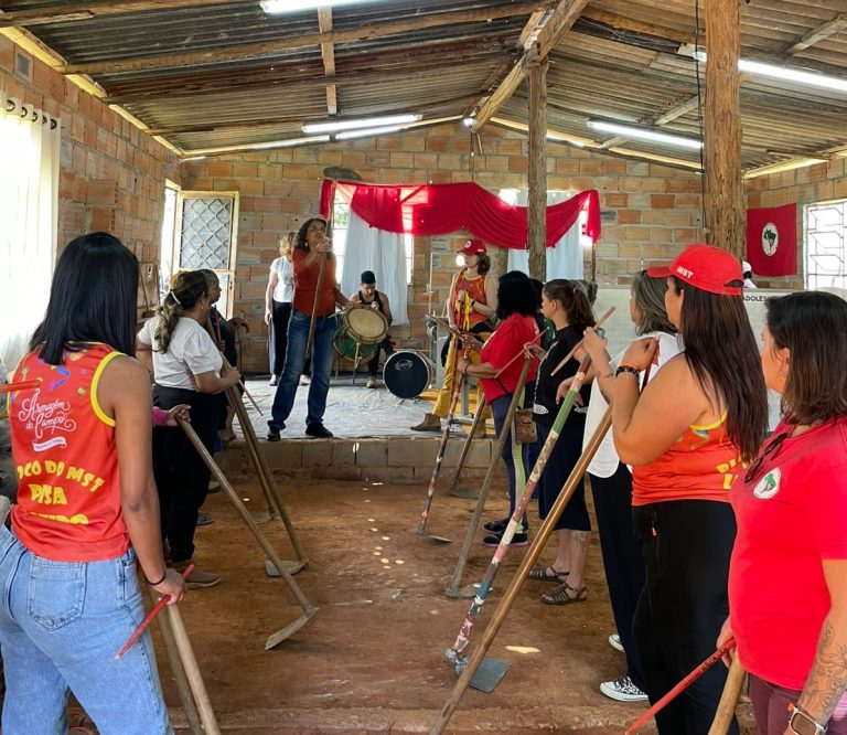 MST sonoriza música com enxadas em projeto que une arte e reforma agrária