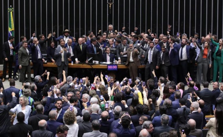 Bancada se divide e 11 pernambucanos votam por acelerar PL de anistia a Bolsonaro e baderneiros