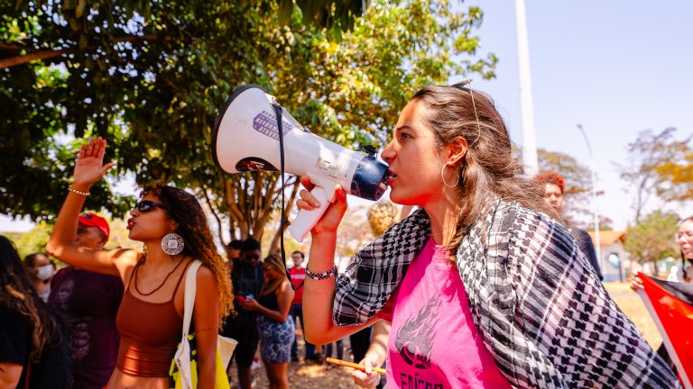 Ato em apoio à Flotilha para Gaza reúne manifestantes em frente à Embaixada de Israel