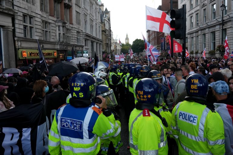 Marcha da extrema direita em Londres tem discurso anti-imigração, e polícia denuncia violência