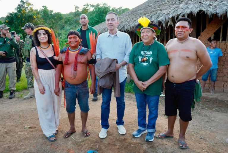 Barroso vai à Terra Yanomami pela 1ª vez e recebe carta: 'Ainda estamos sofrendo com o garimpo'
